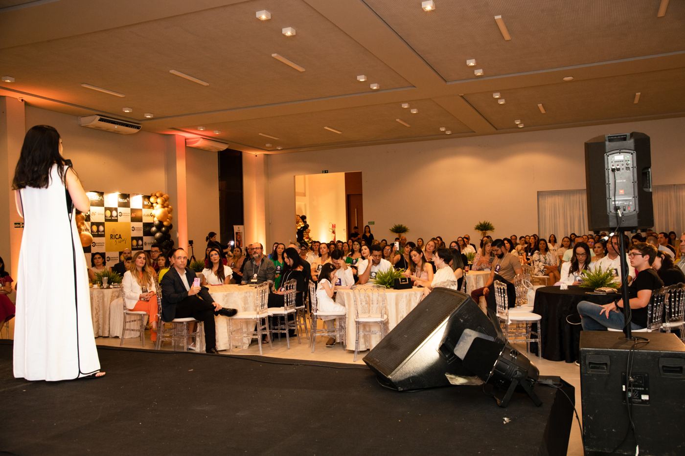 Salão cheio de participantes durante uma edição do Encontro.
