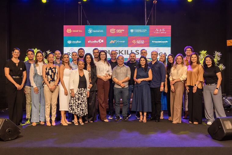 Participantes e convidados reunidos no palco ao final de uma edição.