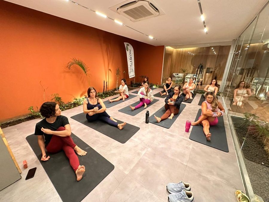 Aulas de yoga em turma para mulheres